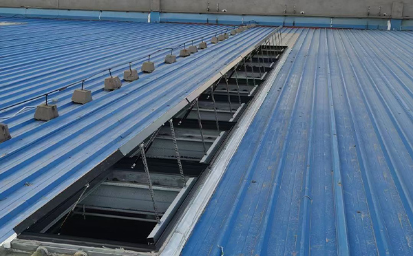 某城市大型商业综合体中庭汉阴排烟窗工程